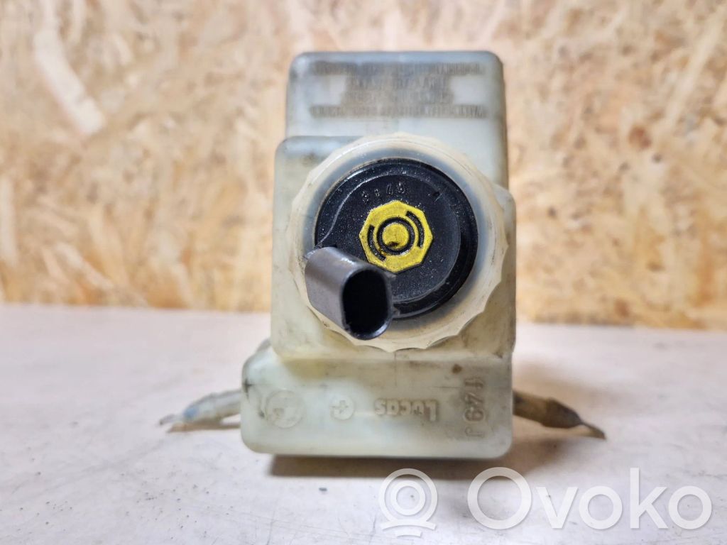 BMW 5 E39 Brake fluid reservoir 