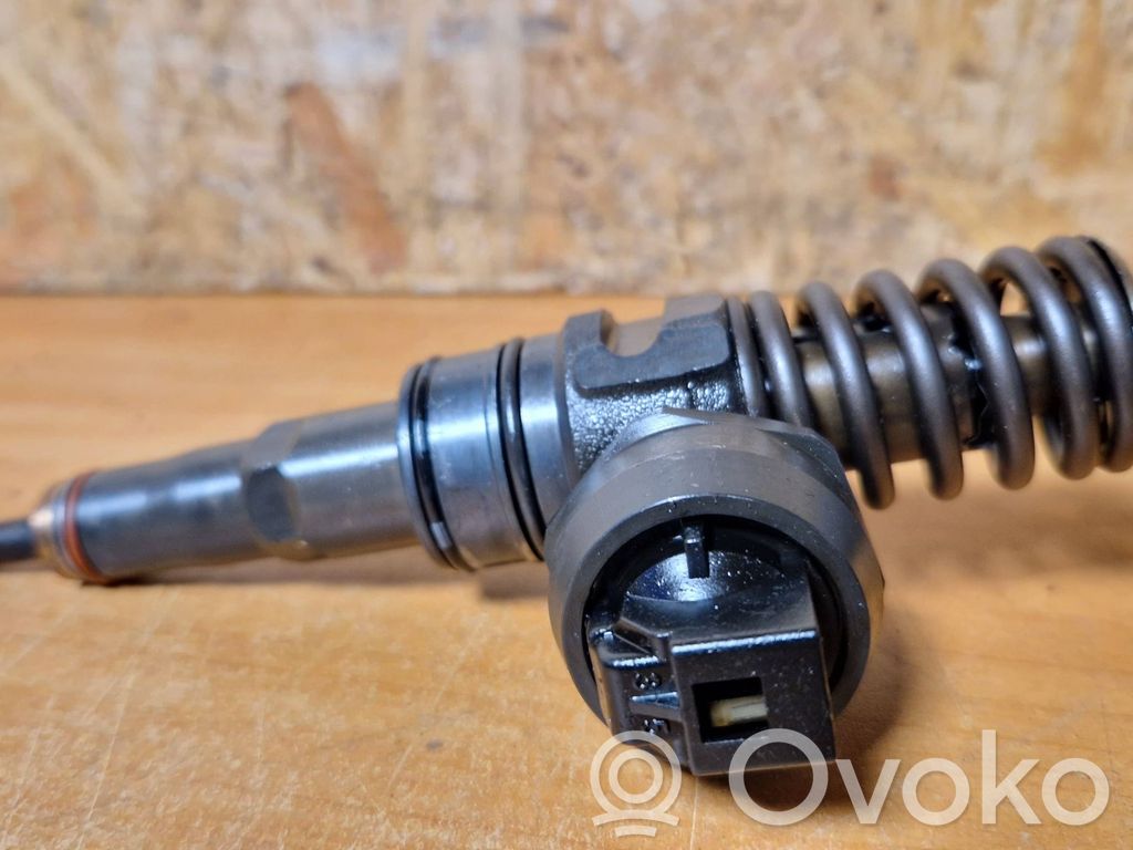 Inyector de combustible   038130079