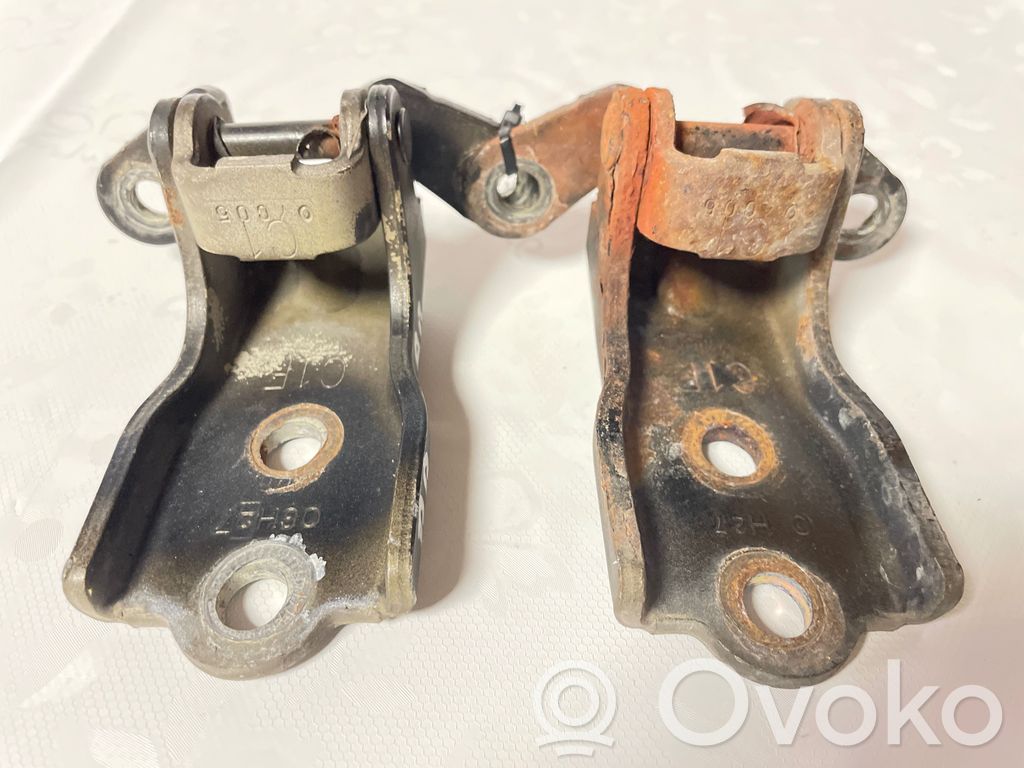 Chevrolet Captiva Front door upper hinge 