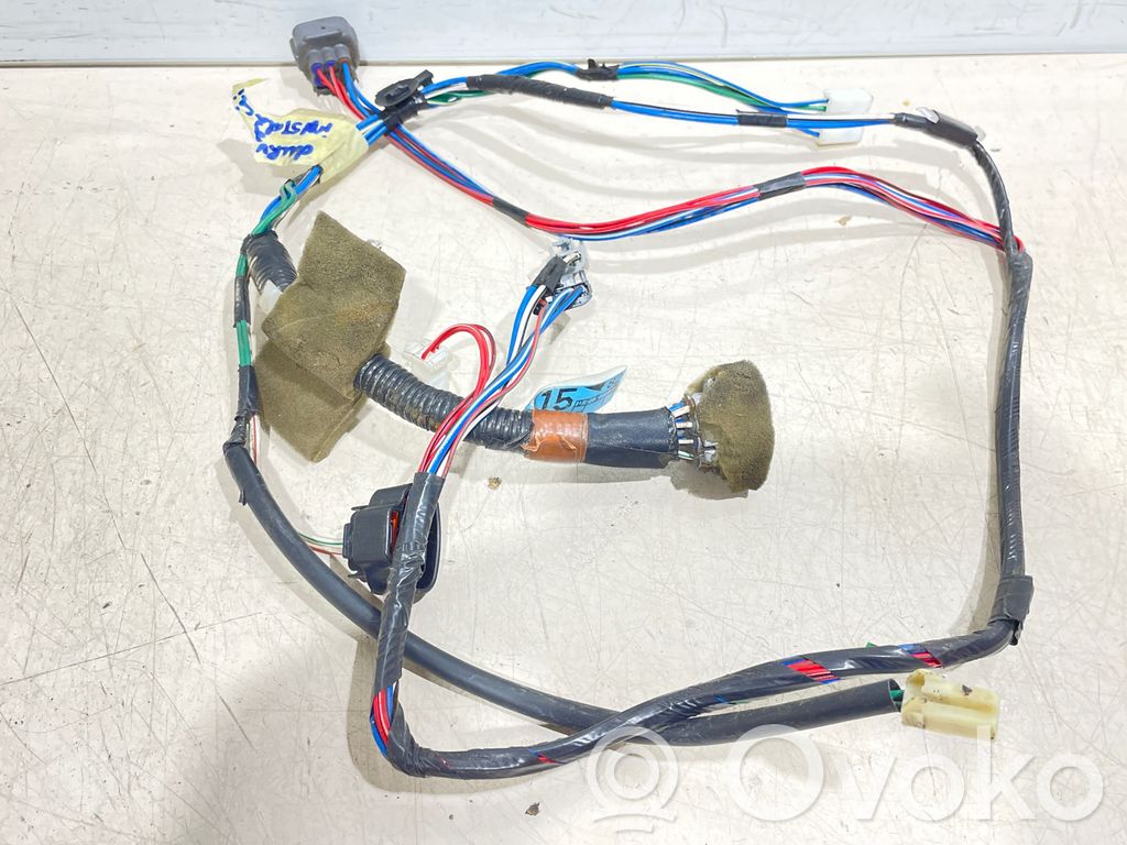 Toyota Corolla Verso AR10 Aizmugurējo durvju vadu instalācija 