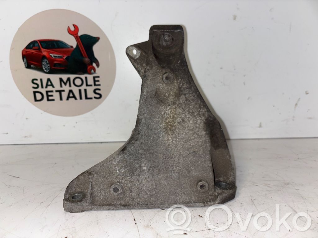 Engine mounting bracket   8D0199308