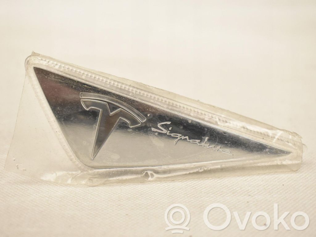 Tesla Model S Front fender indicator light 