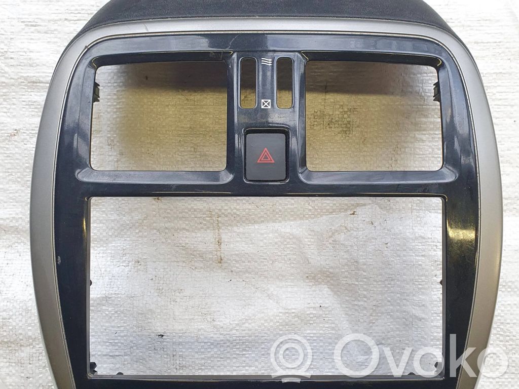 Nissan Micra Rejilla de ventilación central del panel 