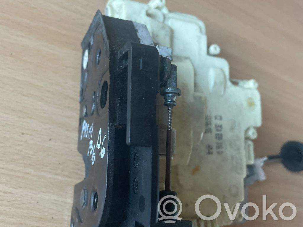 Volkswagen PASSAT B6 Zamek drzwi tylnych 