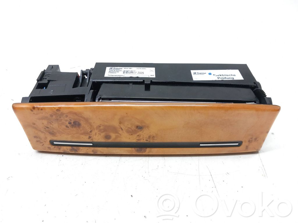 Audi A8 S8 D3 4E Peleninė panelėje 