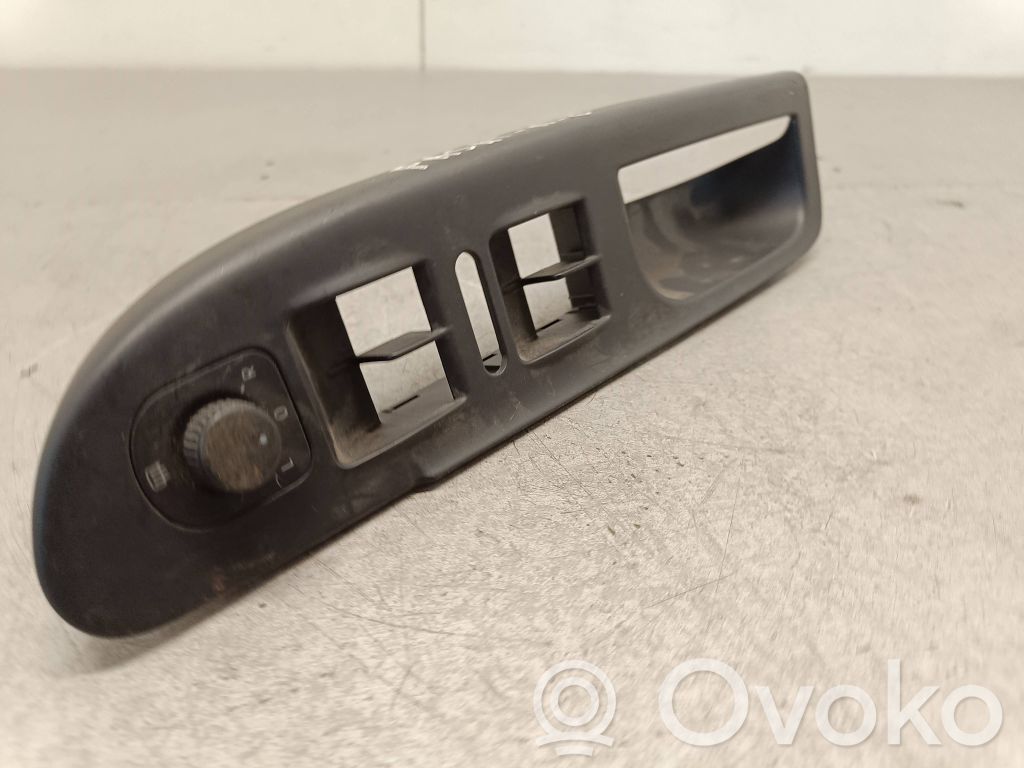 Volkswagen PASSAT B6 Front door window switch trim 