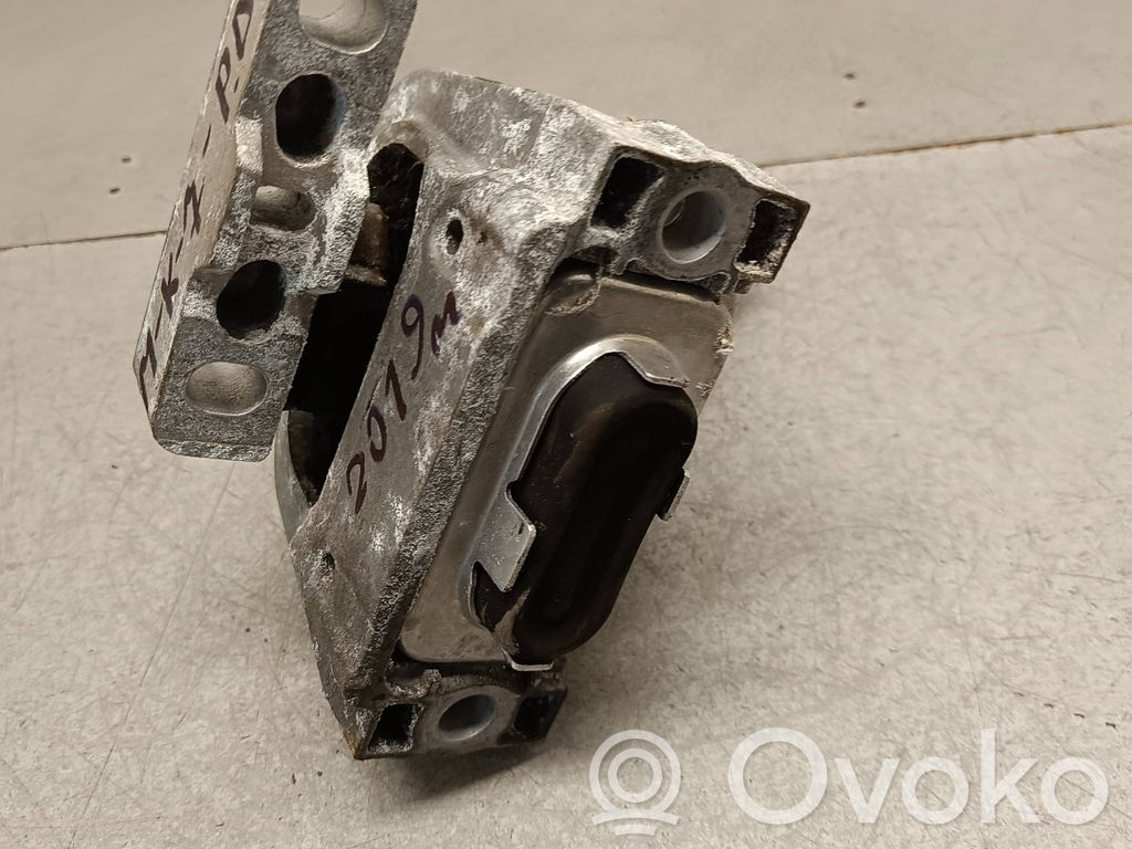 Volkswagen Golf VII Engine mount bracket 