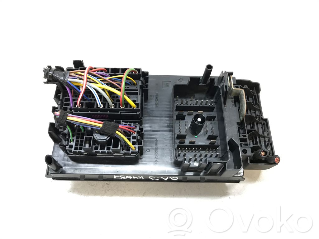 Opel Astra J Fuse module 