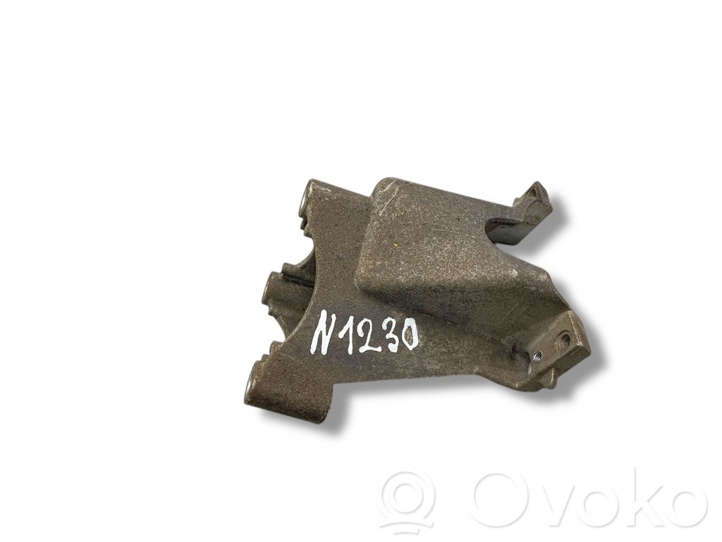 Citroen Xsara Picasso Engine mounting bracket 