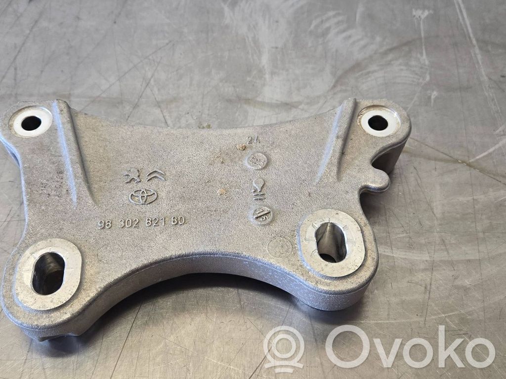 Opel Vivaro Engine mount bracket 