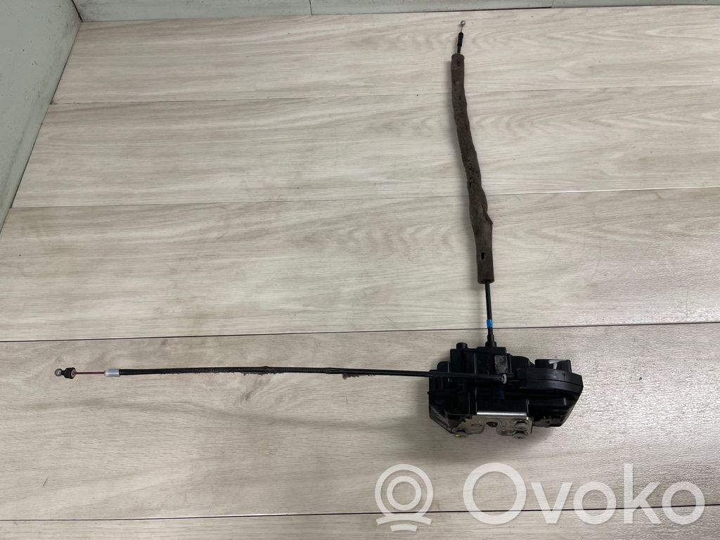 Nissan Navara D40 Aizmugurē slēdzene 
