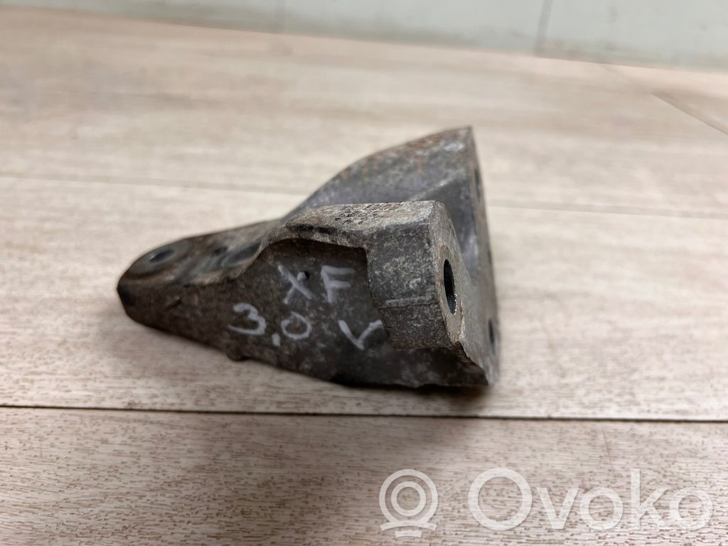 Jaguar XF X250 Engine mounting bracket 