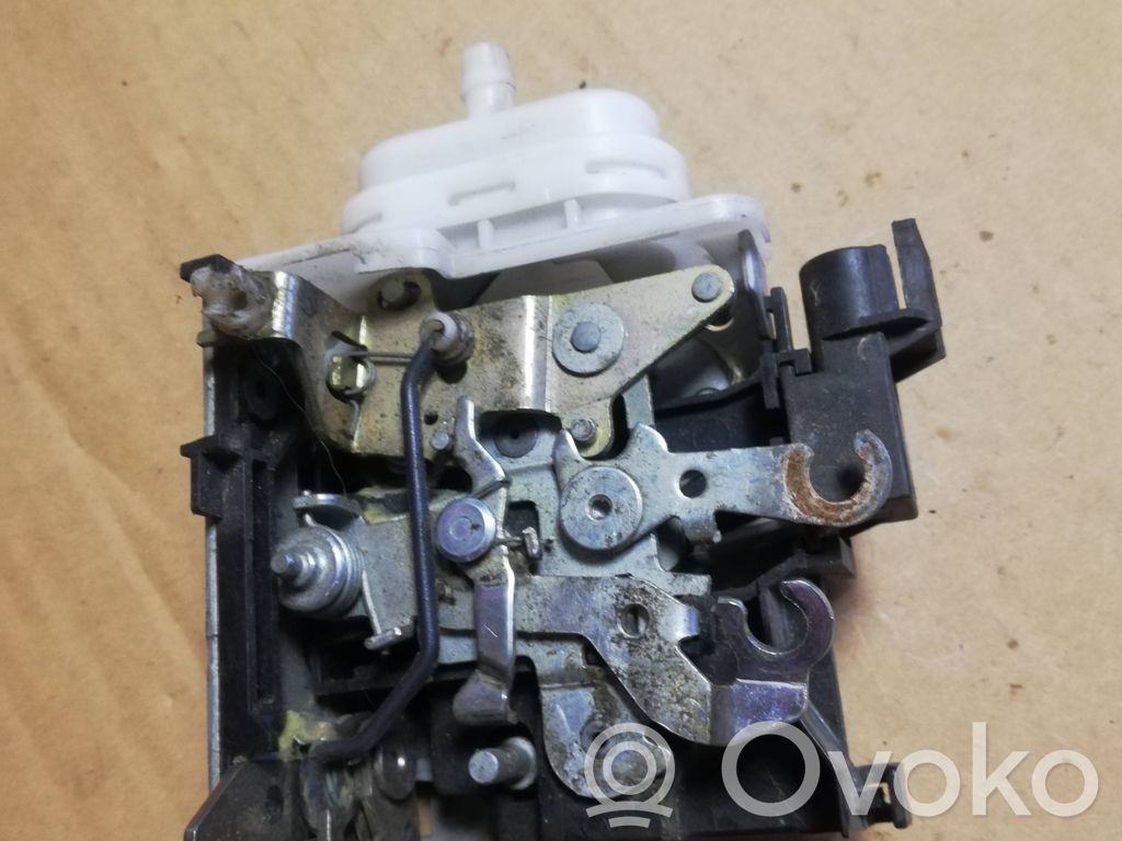Audi A4 S4 B5 8D Priekinė durų spyna 