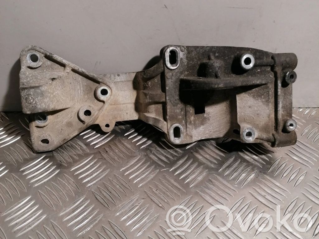 Engine mounting bracket   30750940