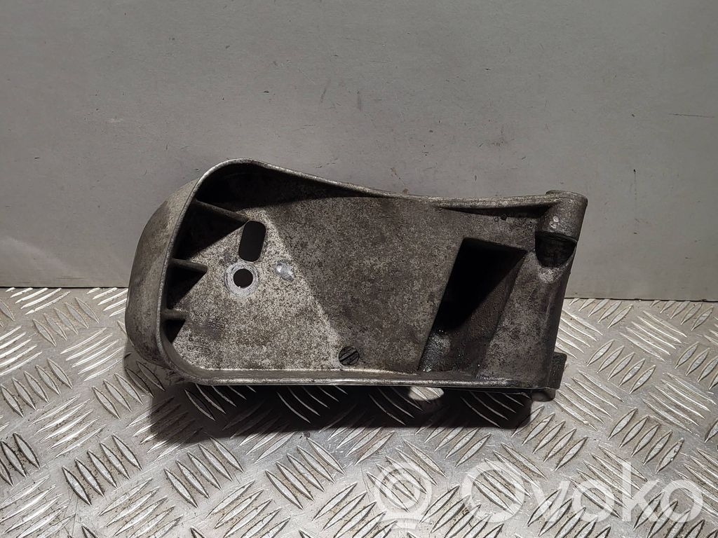 Volvo V70 Engine mounting bracket 