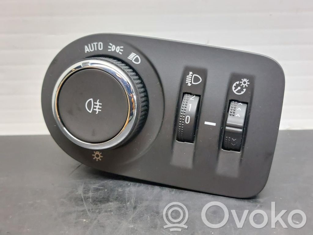 Light switch   39217376
