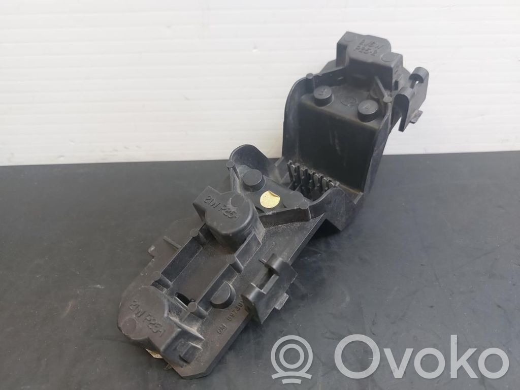 Opel Corsa A Takavalon polttimon suojan pidike 