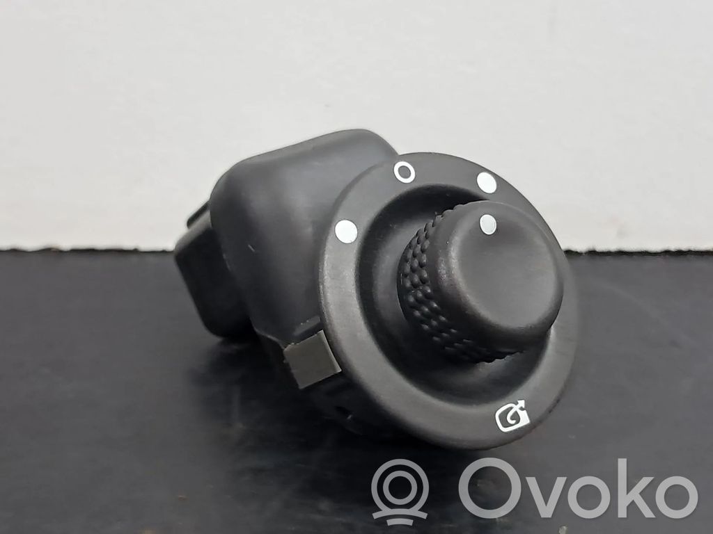 Renault Megane II Sivupeilin kytkin 