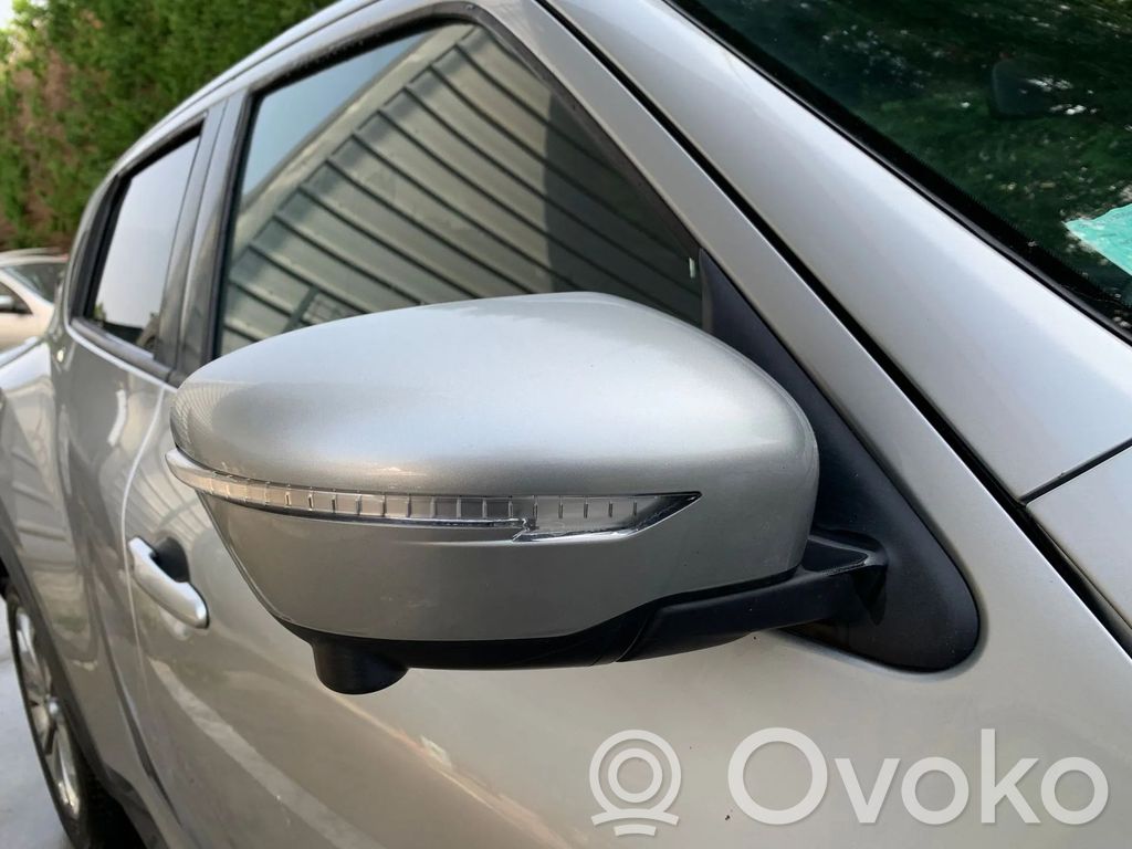 Nissan Juke I F15 Elektryczne lusterko boczne drzwi przednich 