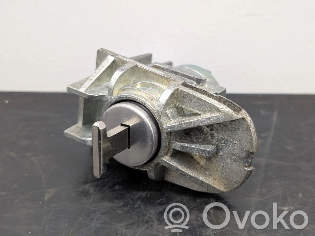 Ford Kuga II Front door lock (next to the handle) 