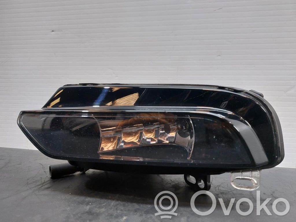Etusumuvalo   8V0941699C
