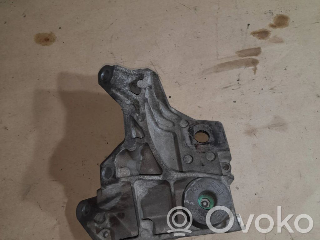 Volvo S80 Engine mounting bracket 