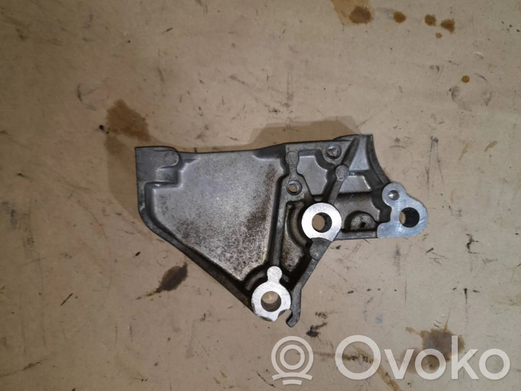 Volvo S60 Engine mounting bracket 