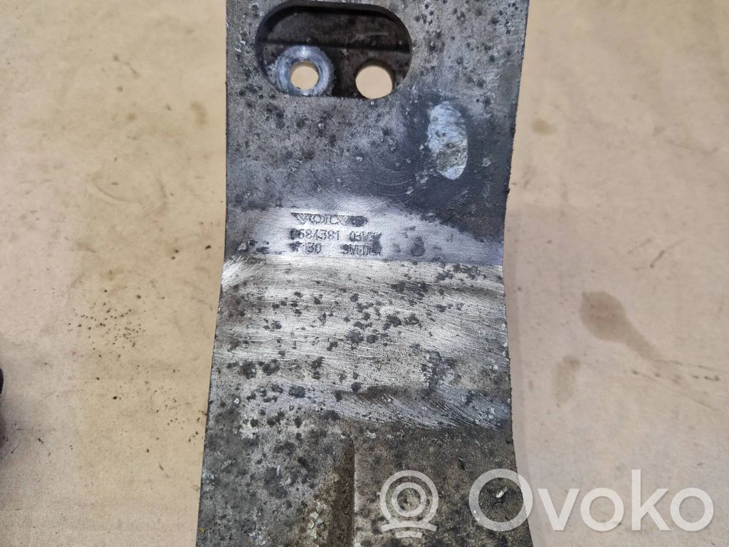 Volvo V70 Engine mounting bracket 
