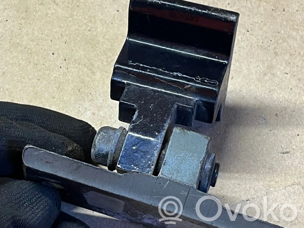 BMW 5 E60 E61 Aizmugurē apakšējā vira (eņģe) 