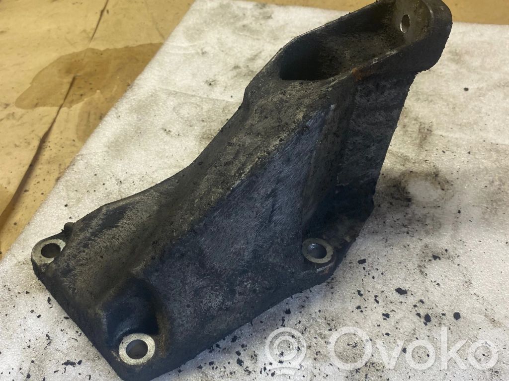 Engine mounting bracket   8D0199307