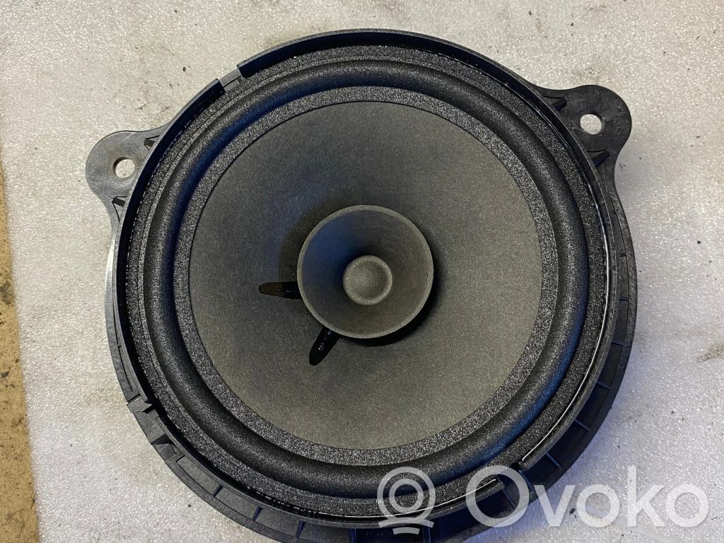 Etuoven kaiutin