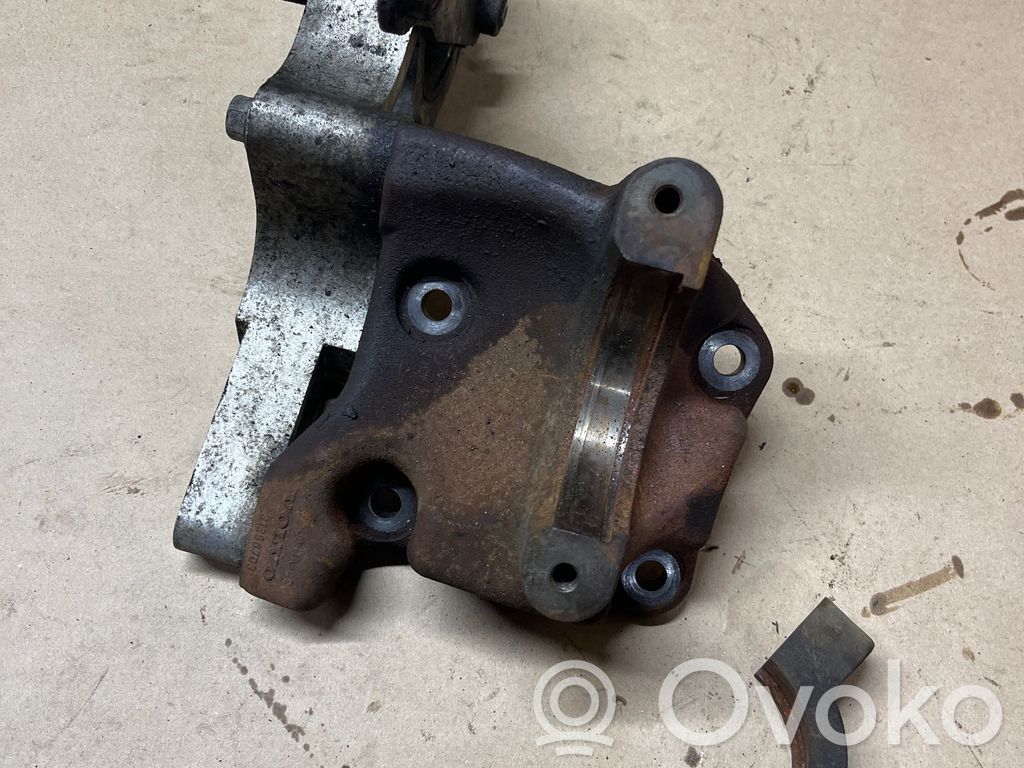 Volvo V40 Engine mounting bracket 