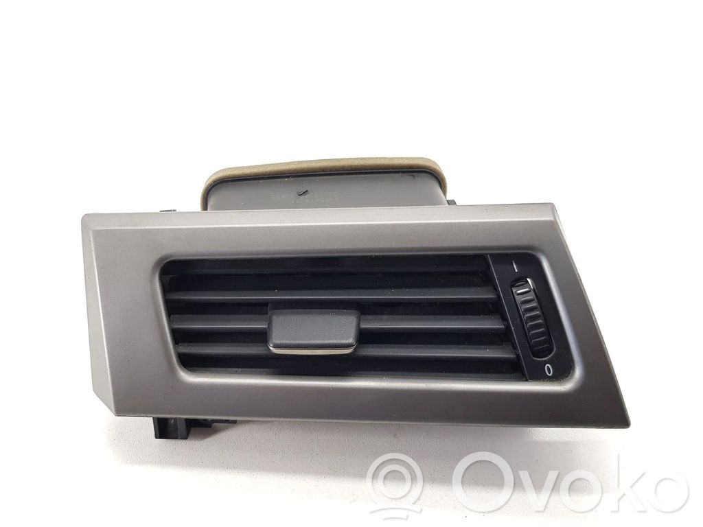 BMW 5 E60 E61 Lango oro grotelės 