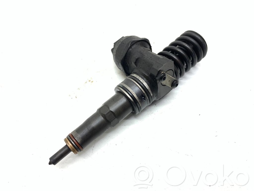 Volkswagen PASSAT B6 Inyector de combustible 