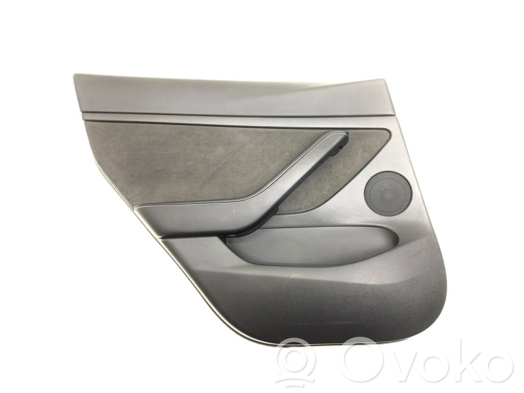 Apšuvums aizmugurējām durvīm   160861700A