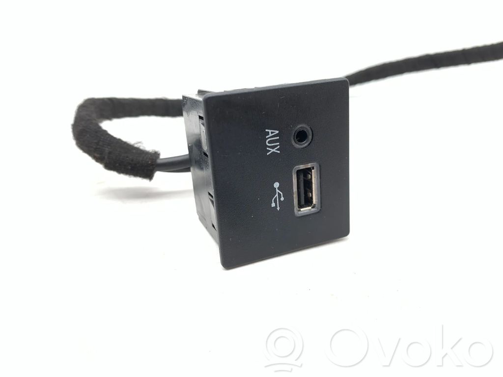 Maserati Ghibli Enchufe conector entrada auxiliar 