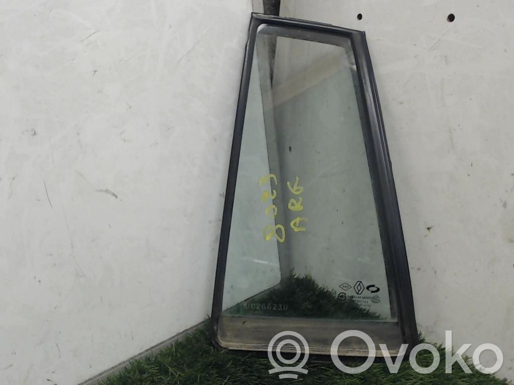Renault Koleos I Ventanilla de ventilación de la puerta trasera 