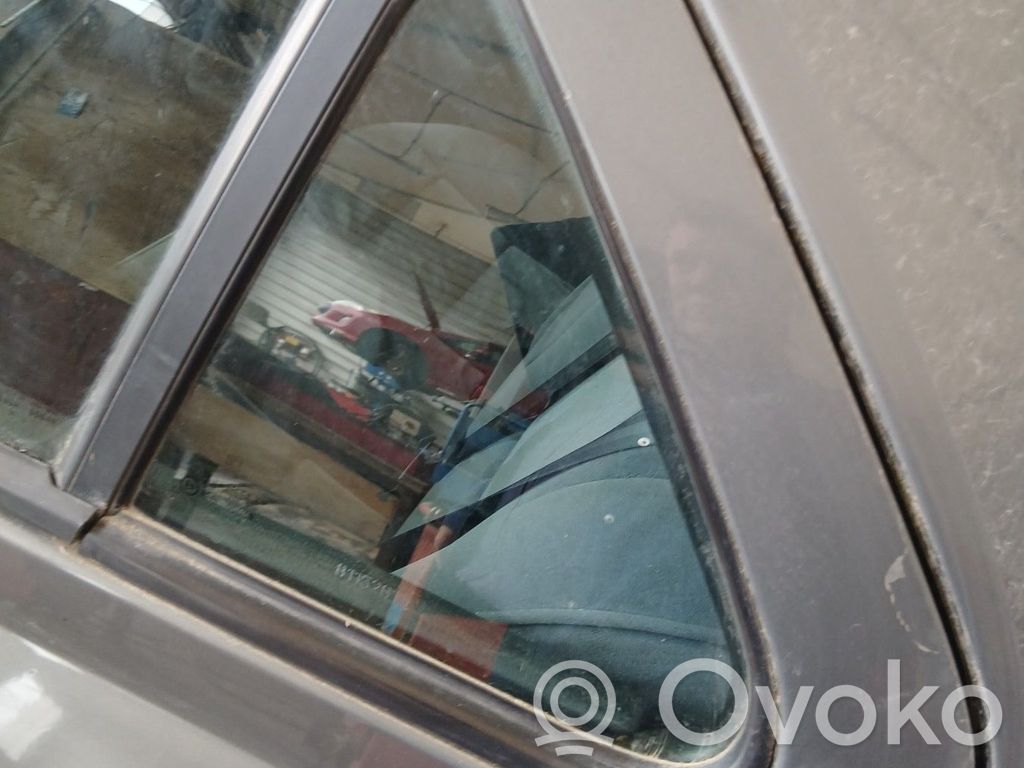 Ventanilla de ventilación de la puerta trasera   9203CB