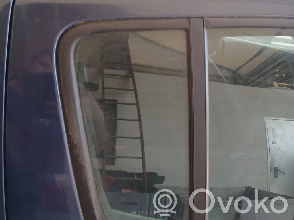 Renault Clio III Ventanilla de ventilación de la puerta trasera 