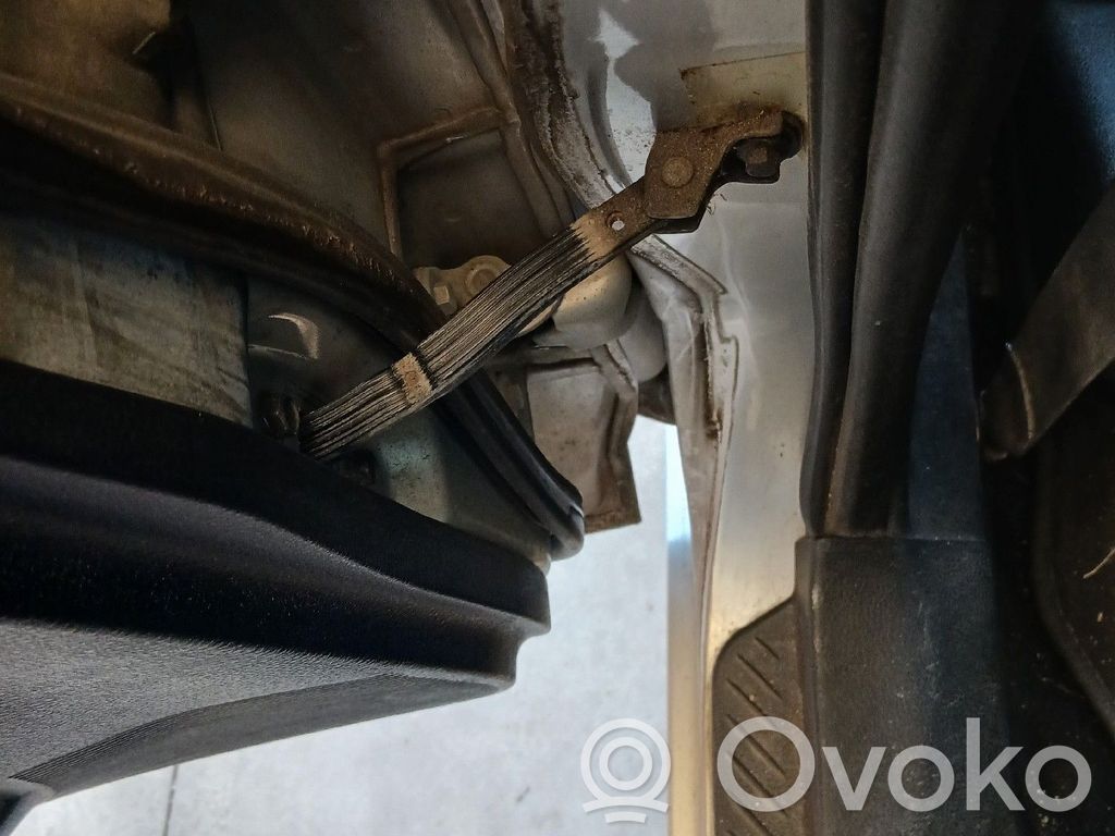 Mazda 2 Takaoven pidätin 