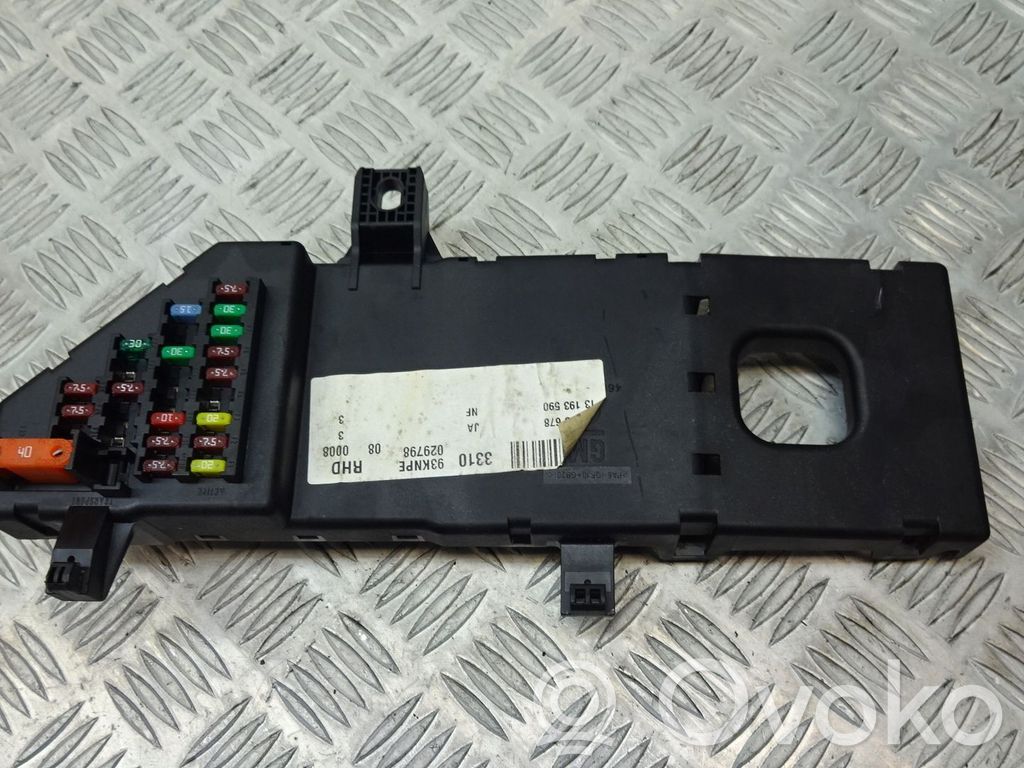 Opel Vectra C Tapa de caja de fusibles 