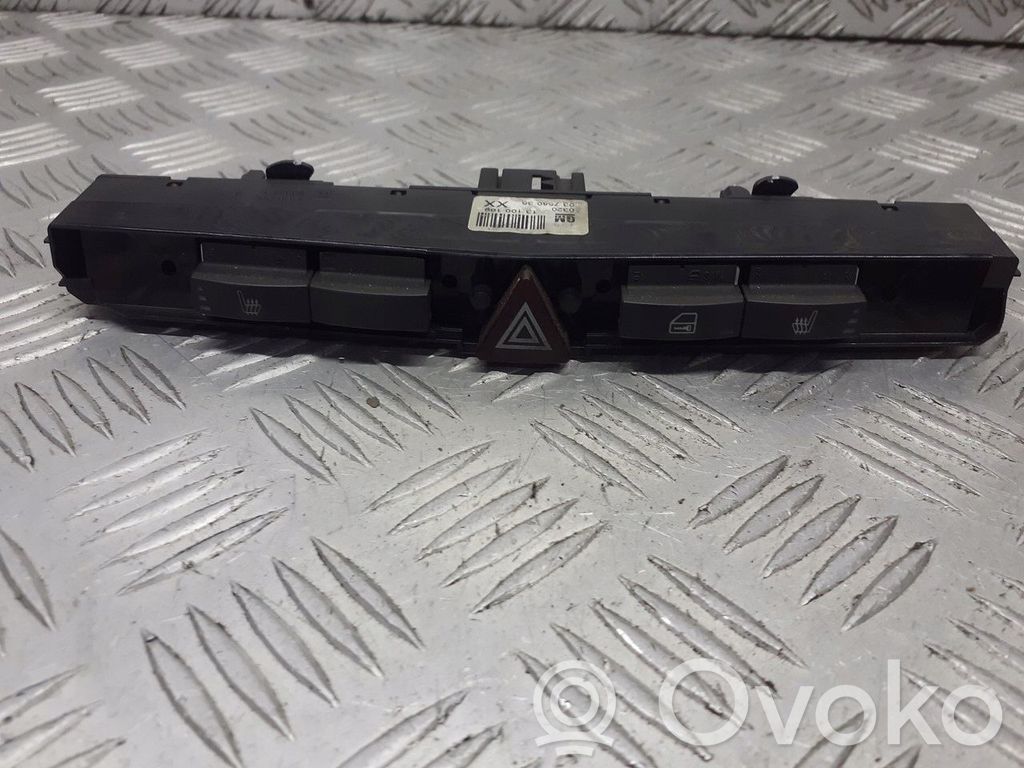 Botón interruptor de luz de peligro   13100109