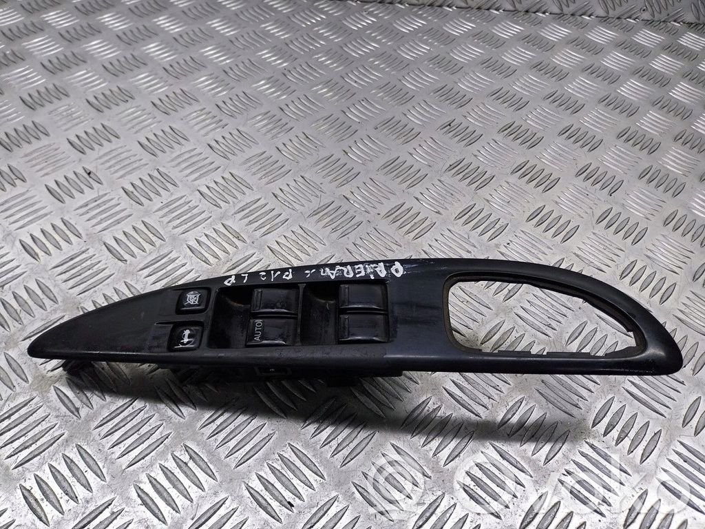 Nissan Primera Rivestimento pulsantiera finestrino della portiera anteriore 