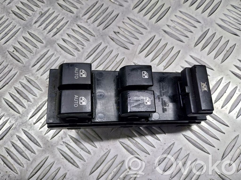 KIA Ceed Ramka przycisków otwierania szyby drzwi przednich 
