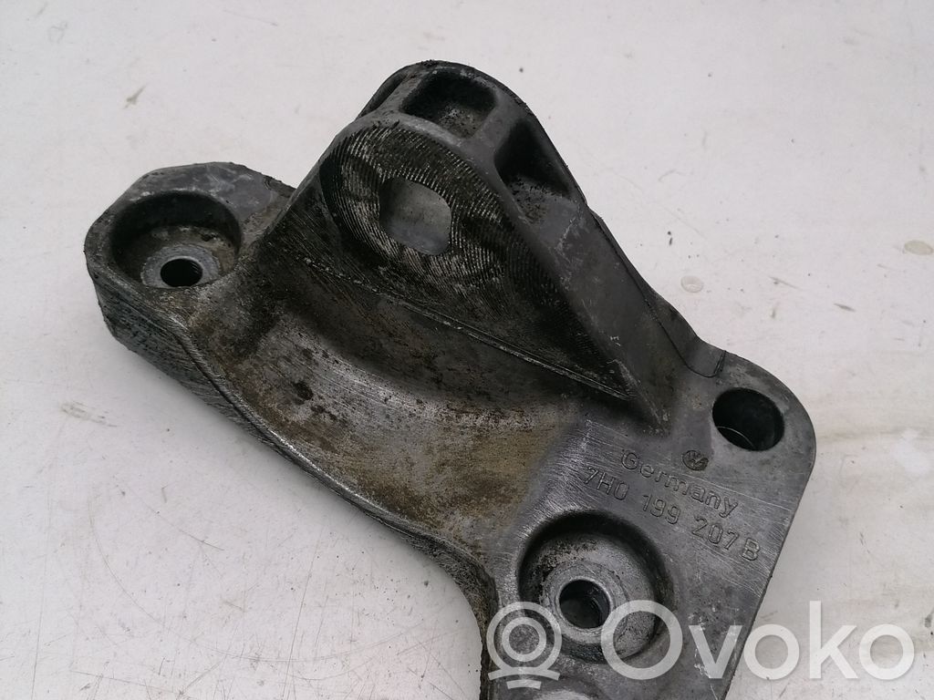 Volkswagen Transporter - Caravelle T5 Engine mounting bracket 