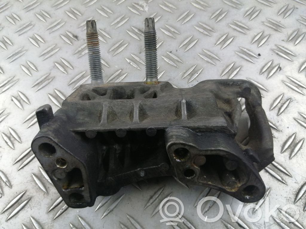 Ford Focus Engine mounting bracket 