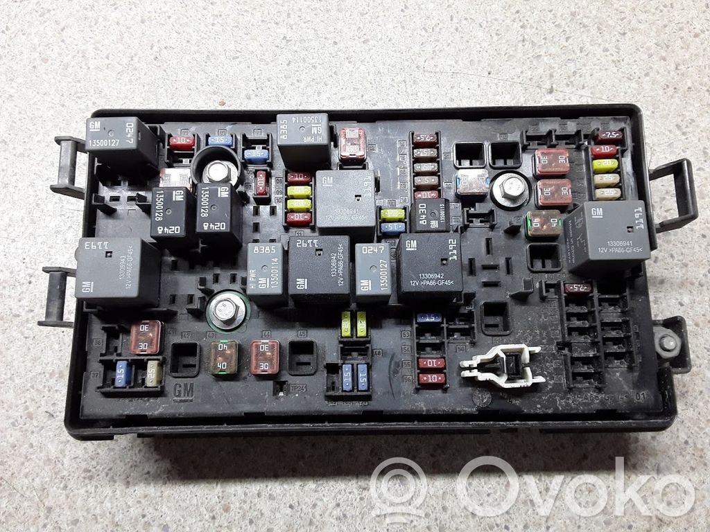 Opel Astra J Fuse module 