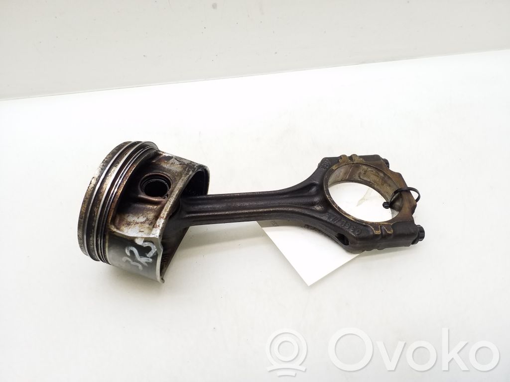 Volkswagen PASSAT B6 Piston with connecting rod 