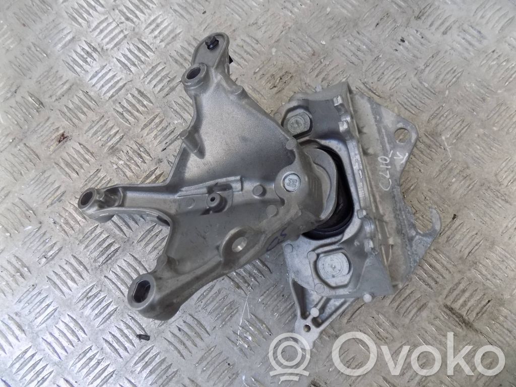 Engine mount vacuum valve