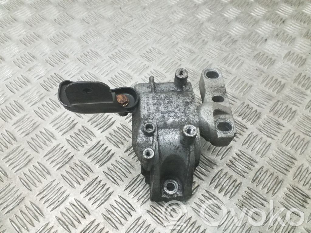 Volkswagen PASSAT B7 Engine mount bracket 